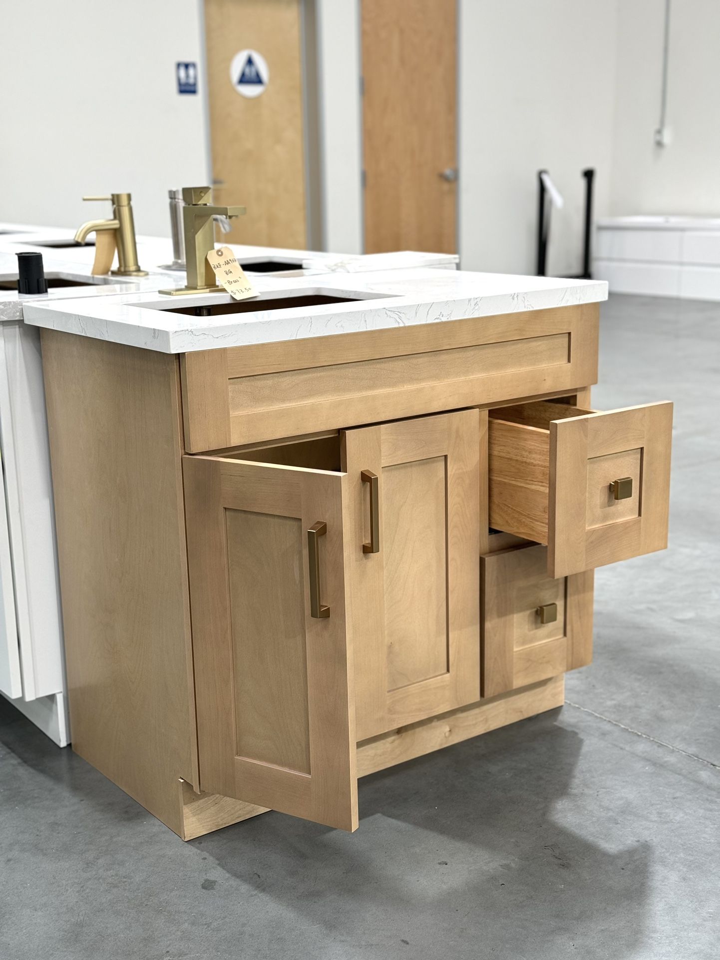 Warehouse Clearance Wood Color Solid Wood Vanity Cabinet Set