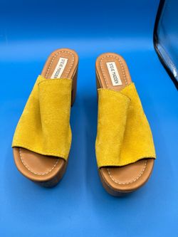Steve Madden women’s yellow/brown suede sandals 8 1/2