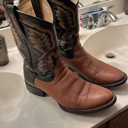 Men’s size 9 cowboy boots ariats