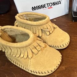 (NEW) Minnetonka BACK STRAP BOOTIE TAN Toddler Infant’s Leather Shoes Size 3 #272137-005