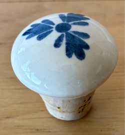 Porcelain leaf design wine stopper.