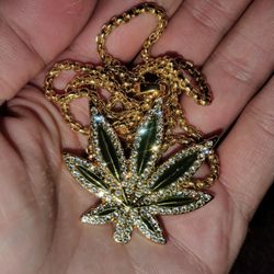 LEAF PENDANT WITH CHAIN (NEW)