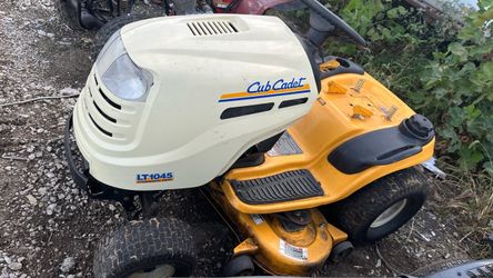 Cub Cadet LT1045 Riding Lawn Mower