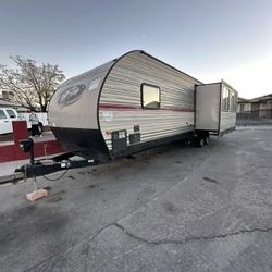 2019 Forest River Cherokee 274RK.   Like New 