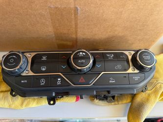 Factory Jeep Wrangler JL Gladiator JT HVAC center stack