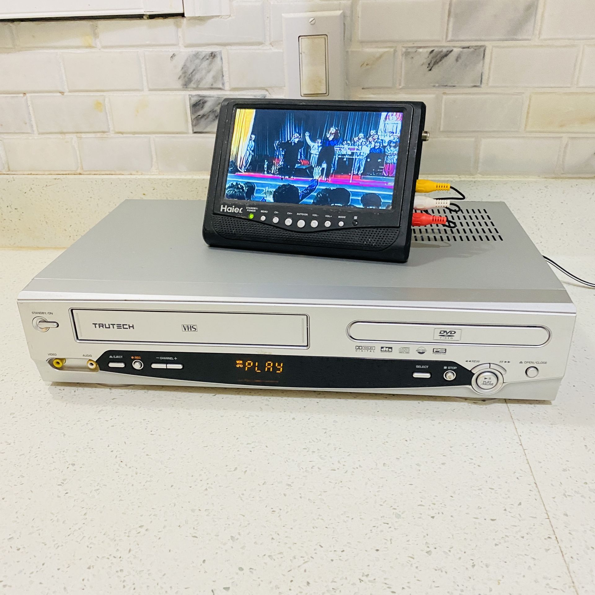 Trutech DVD/VCR Combo Player VHS Recorder DV4TS05 HiFi 4 Head w/ RCA Cable