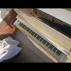 1905 KIMBALL UPRIGHT PIANO – $150 OBO – NEED GONE ASAP 🔥
Antique Kimball upright piano (serial #138075, approx. 1905–1910).
✔ Plays and holds tuning

