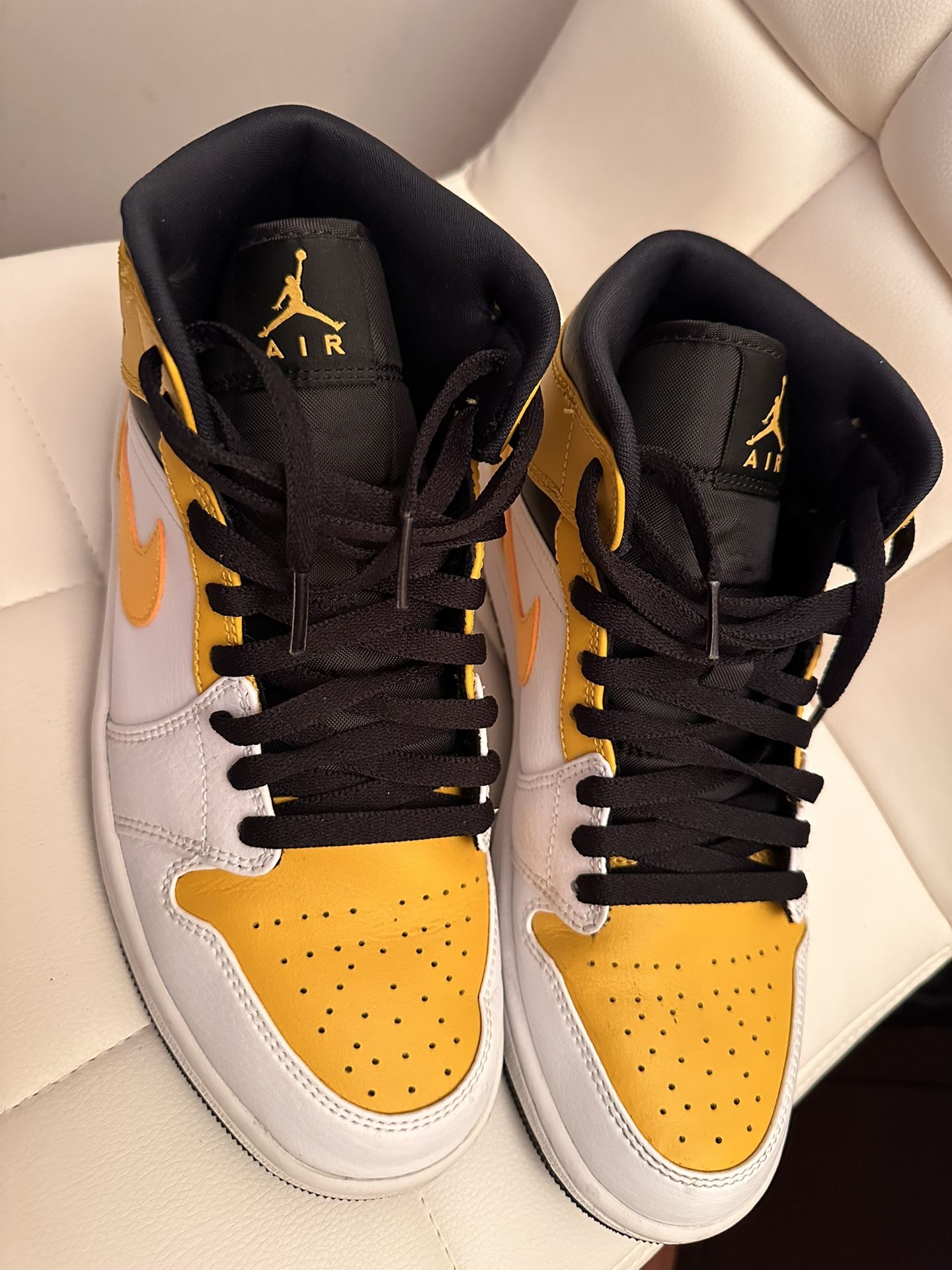 Jordan 1 Mid ‘University Gold’ 