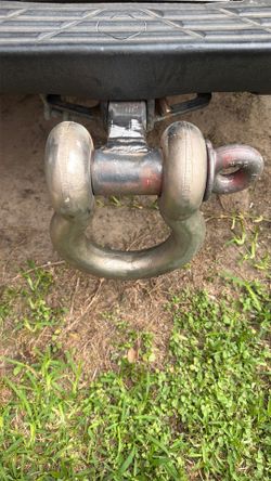 Shackle tow hitch