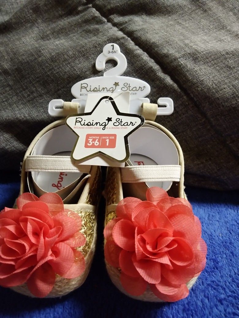 Brand-new w/ Tag.. Rising Star: Gold With Pink Flower Shoes. Size: 1' (3-6M)