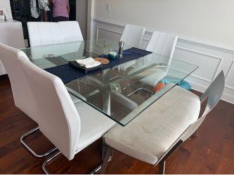 Dania dining table