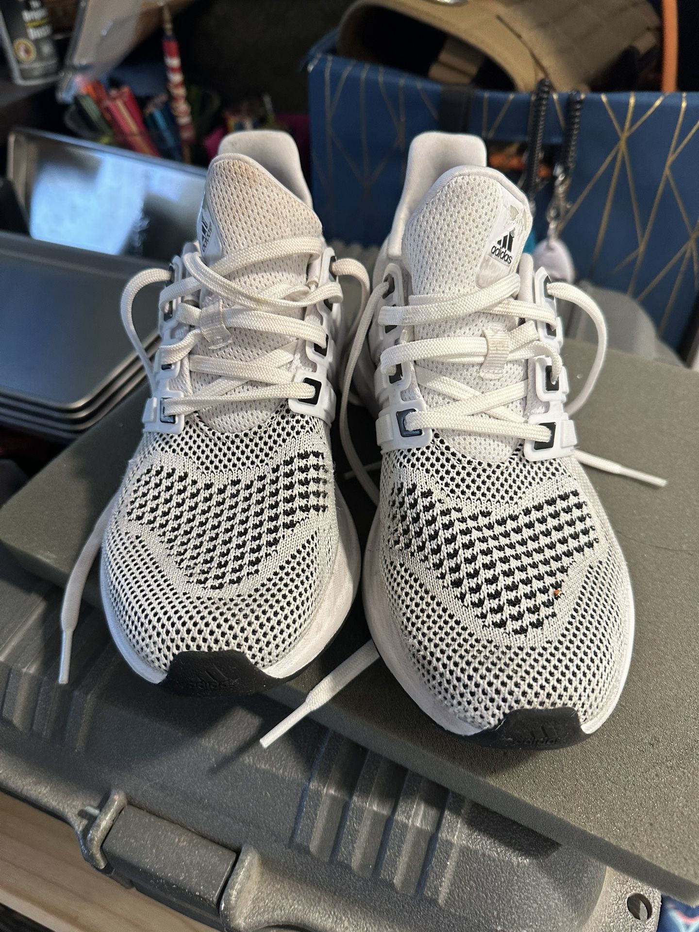 Youth Adidas Size 6 Athletic Shoe
