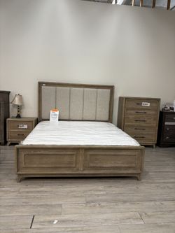 NEW QUEEN SOLID WOOD BEDROOM SET ( Available in King )
