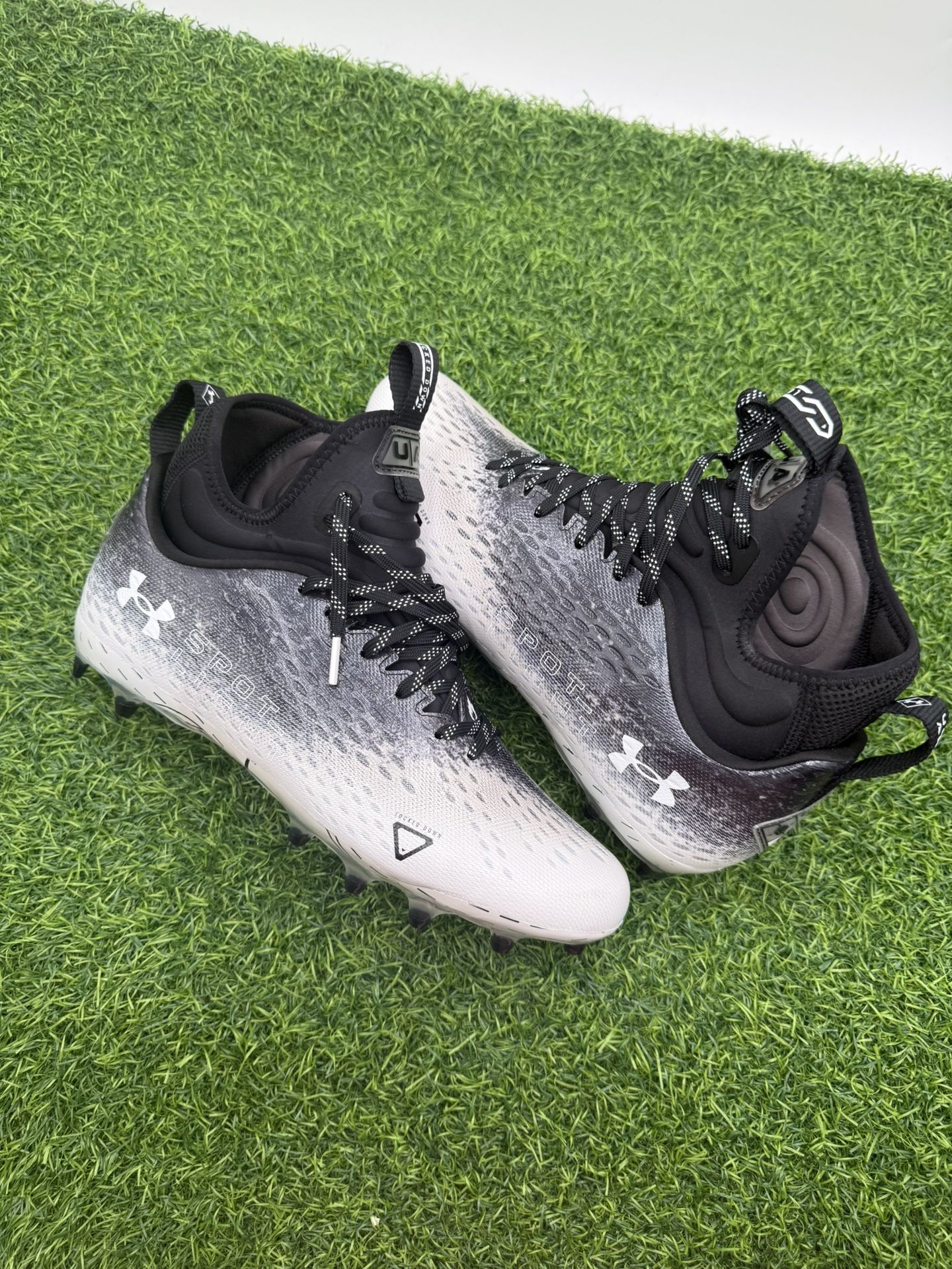 New Under Armor Black Football Cleats Size 10.5