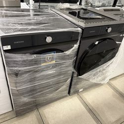 10%off Black Friday Bespoke 5.3 cu. ft. Ultra-Capacity Smart Front Load Washer in Brushed Black with Super Speed Wash