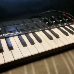 AKAI MPK mini Midi Keyboard & Beatpad