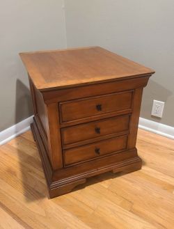 Solid Wood 2-Drawer Nightstand End Table