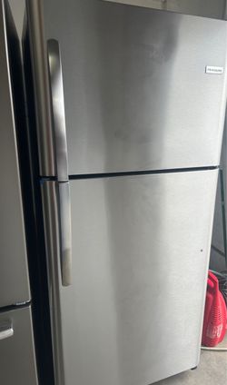 Frigidaire Top-Freezer Refrigerator