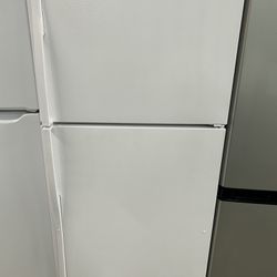 White 18 Cubic Foot Refrigerator With Ice Maker 