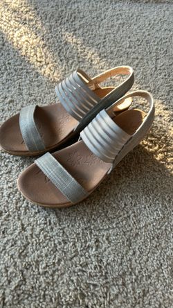 Women sendal size 8