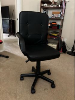 Black desk chair