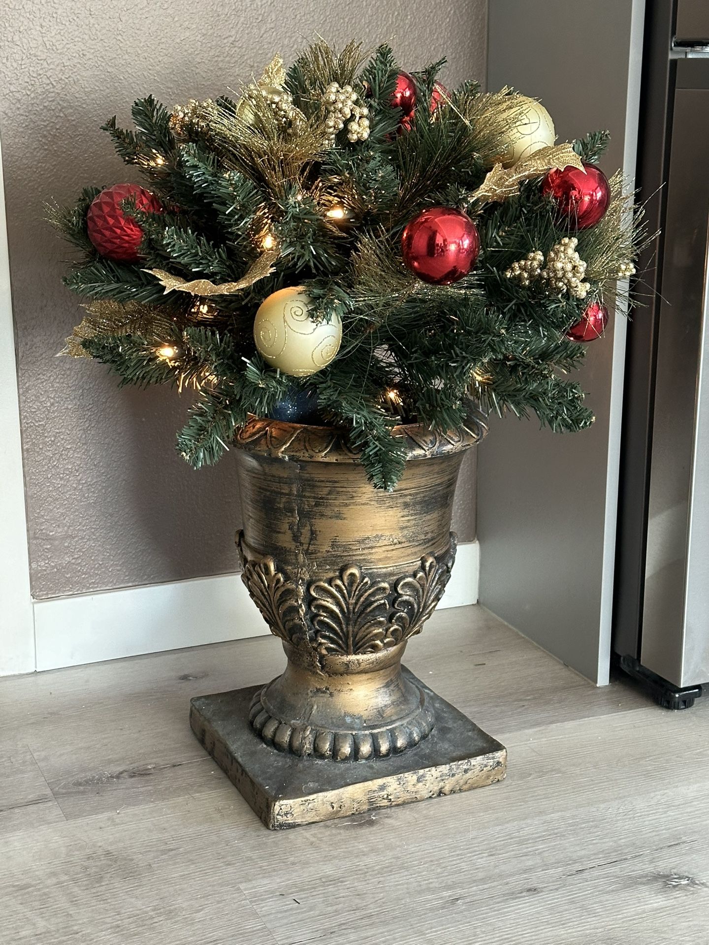 32” Lighted Christmas Topiary