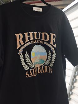Black t shirt.