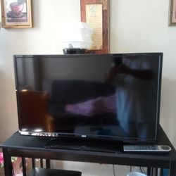 RCA 32-in LED LCD HDTV DVD Combination