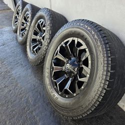 20" Fuel Assault rims 20x9 w- 35" AT tires 