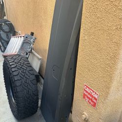 Truck Tailgate (Black / Primer) – Replacement