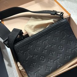 AUTHENTIC LOUIS VUITTON WEARABLE WALLET MEN WOMEN STRAP BAG