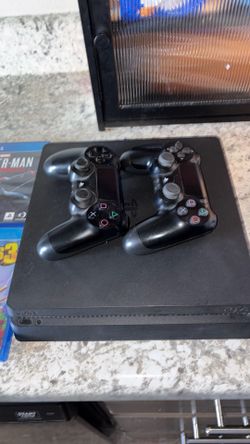 PS4 slim bundle- 2 controllers + 8 games