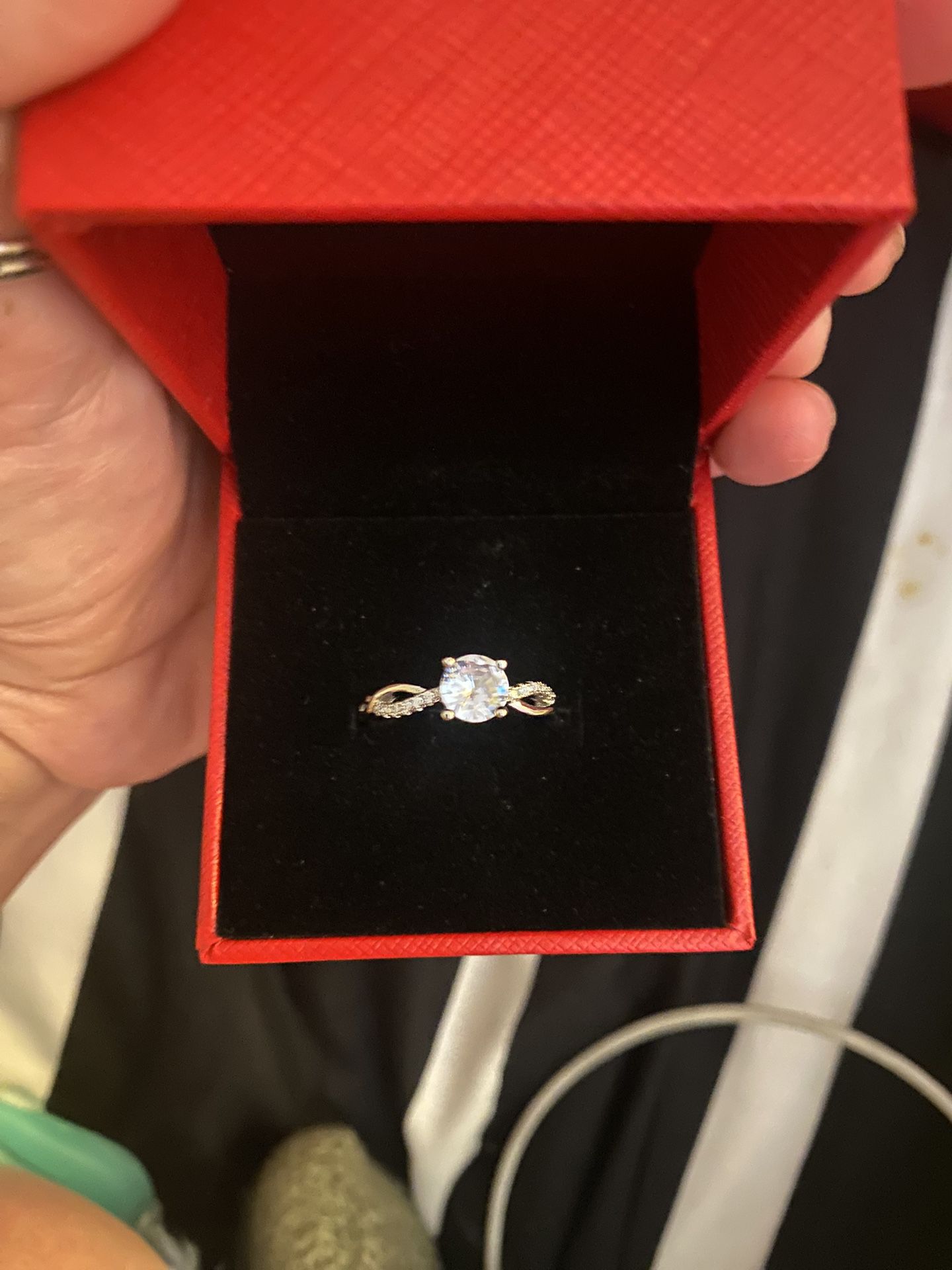 Beautiful Diamond Engagement Ring (w/lifetime Warranty)