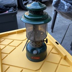 VINTAGE COLEMAN LANTERN