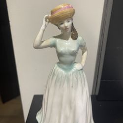 Royal Doulton Classics Figurines Happy Birthday 2001 - England