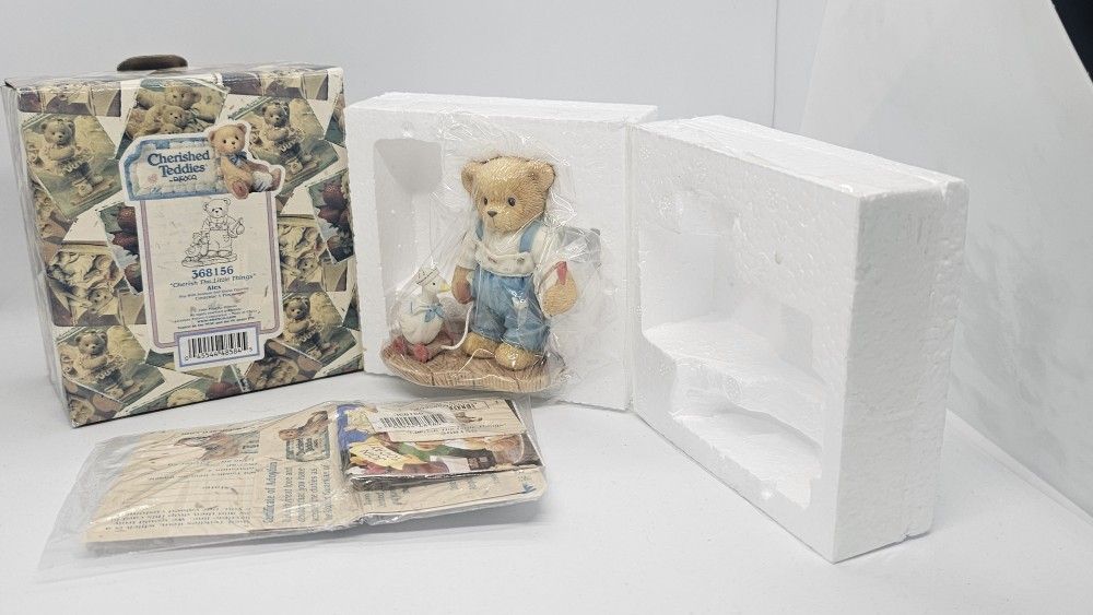 NEW CHERISHED TEDDIES Alex BEAR Boy With Sailboat And Goose FIGURINE BOX 368156
MINT CONDITION, STORED IN THE BOX
Box in good condition, minimal w
