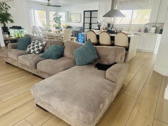 Sofa/couches/ashelys