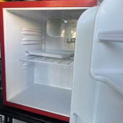 Little Refrigerator In good Working Conditions 