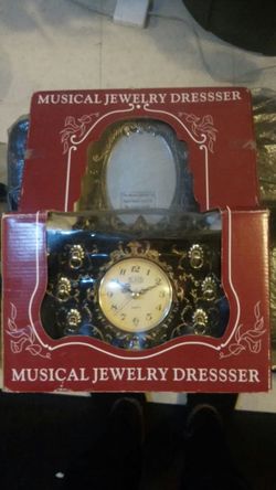 Jewelery box with mirror