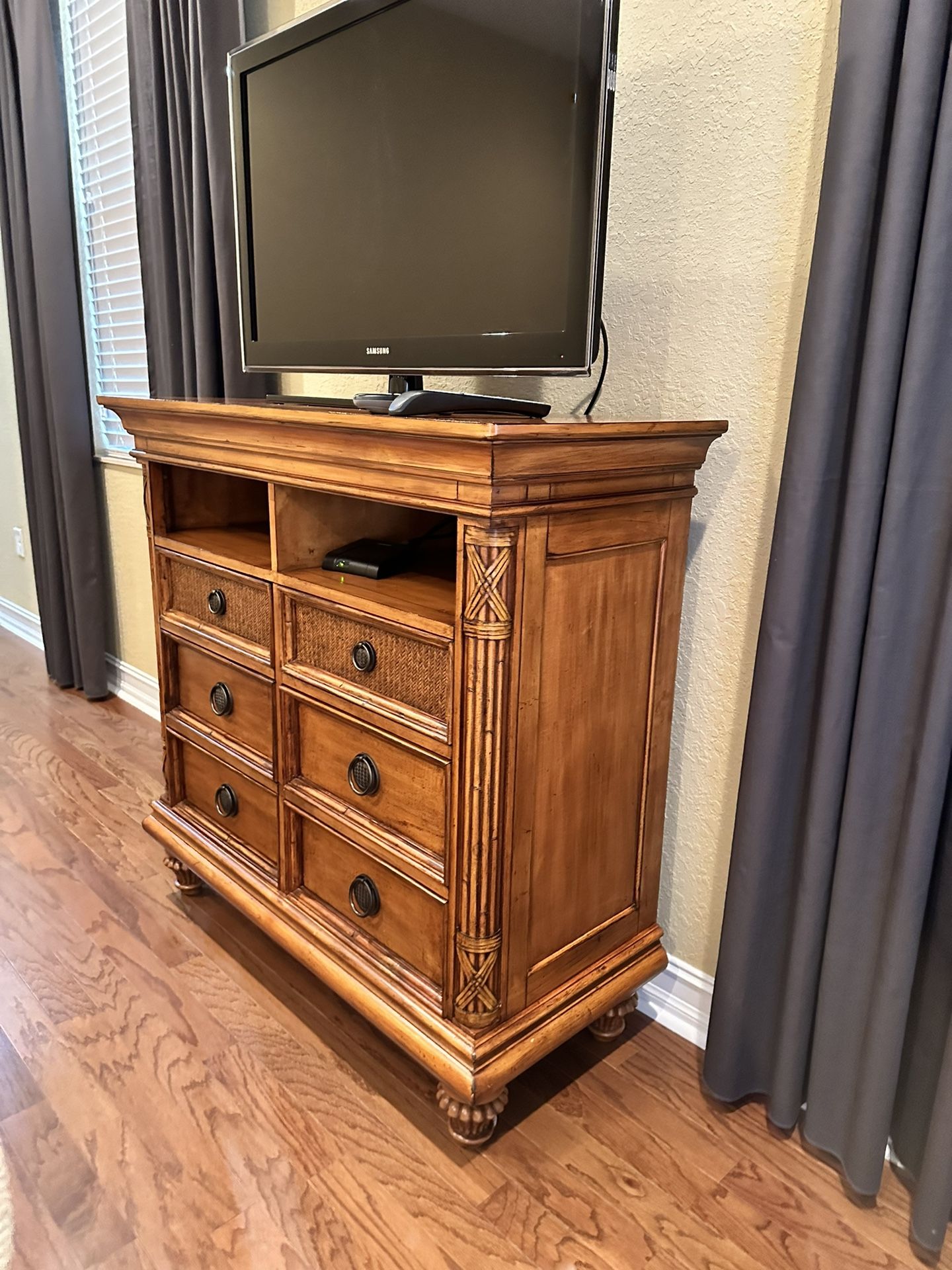 Beautiful Wood Dresser - 6 Drawers