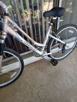 GIANT HYBRID BIKE Sedona dx