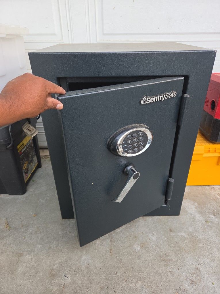 Sentry R3910 Safe Sentry Safe for Sale in Riverside, CA - OfferUp