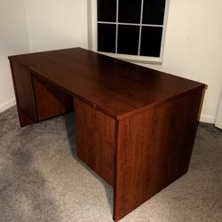 *FREE*  Office table with 4  drawers