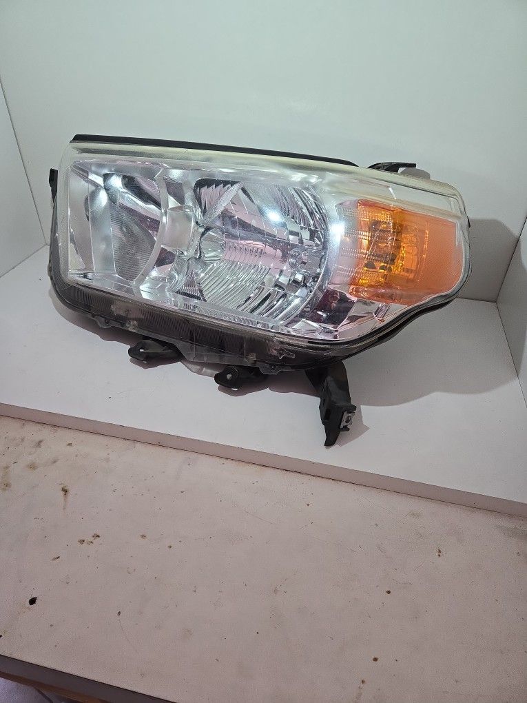 TOYOTA 4 RUNNER OEM LEFT SIDE HEADLIGHT 