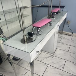 nail table comes with lights 