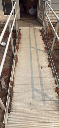 Aluminum wheelchair ramp