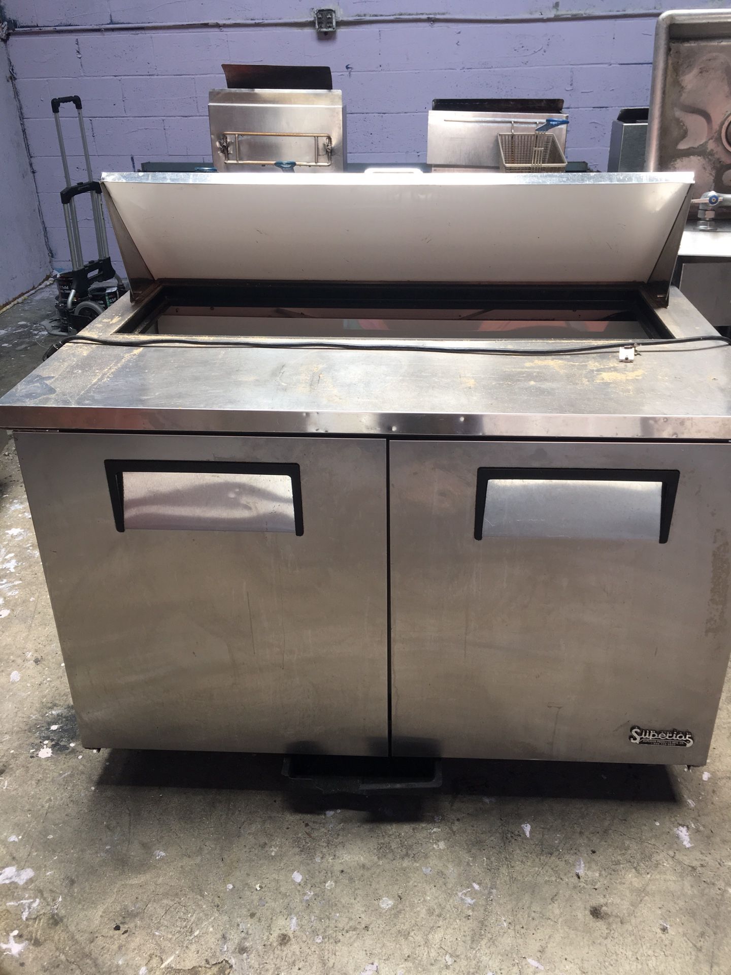 Refrigerator for deli/pizza/salad- good working