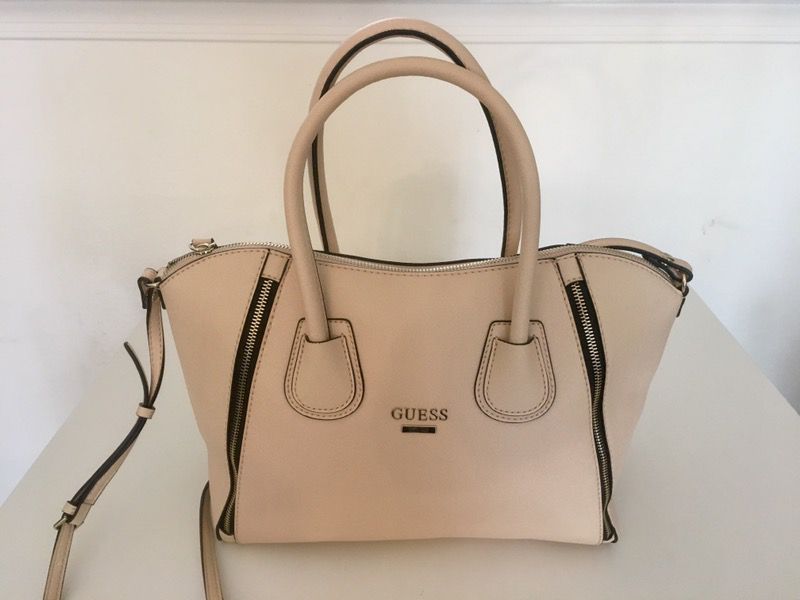 Like New GUESS Tote!!