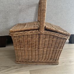 Adorable Picnic Basket. 