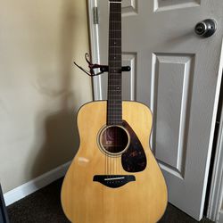Yamaha FG700S Solid Top Folk Acoustic Guitar Natural with Kyser Capo and Proline FretRest